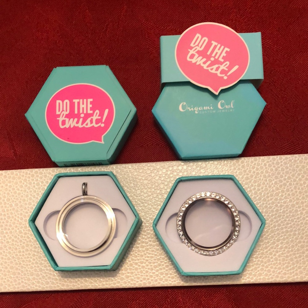 Living Locket silver base with face